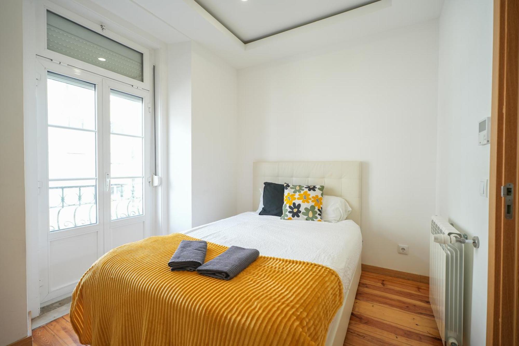 Apartment The Cordeiro House - No 67 - 2d - Spacious Three Bedroom Lisbon